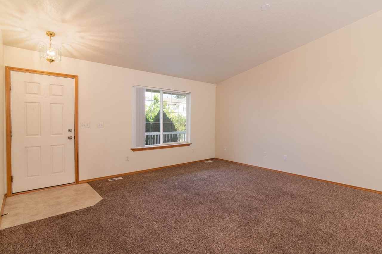 3122 Meadow Glen Ln - Photo 3 of 21