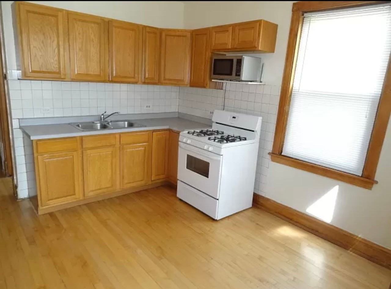 Portage Park apartment! 2 Bedroom with large yard! - Photo 4 of 8