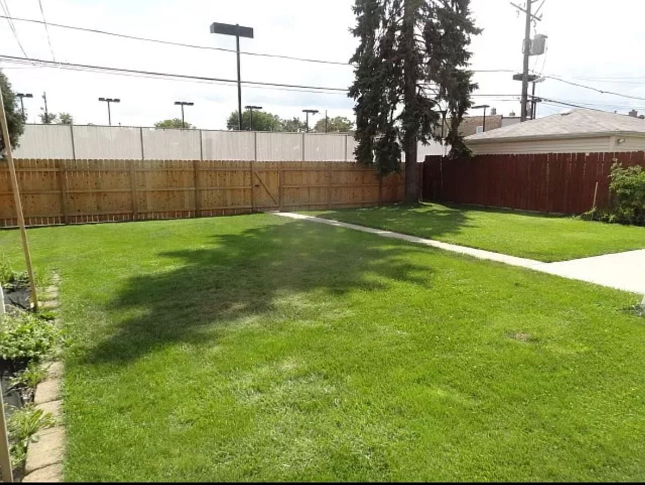 Portage Park apartment! 2 Bedroom with large yard! - Photo 7 of 8