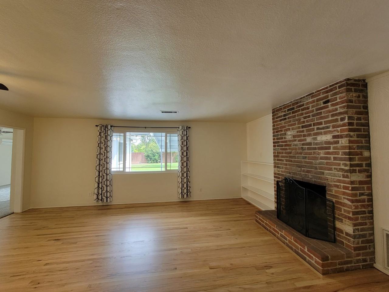 1008 E Kaweah Ave - Photo 3 of 16