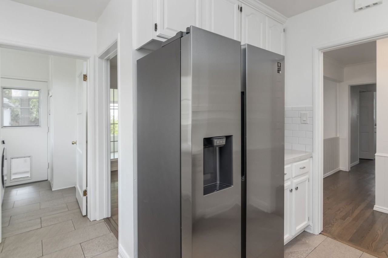 8129 Darby Avenue - Photo 7 of 26