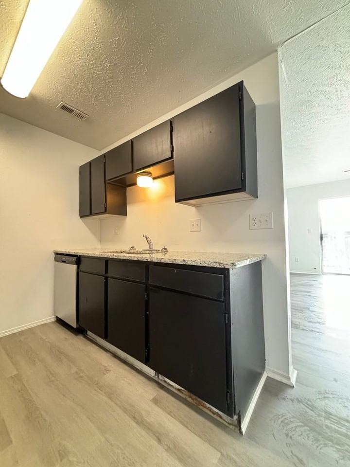 729 Brett Cir - Photo 2 of 14