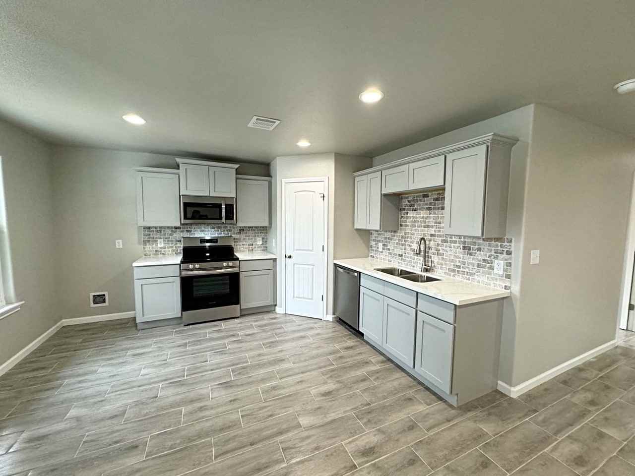 2038 7th St - Photo 3 of 14