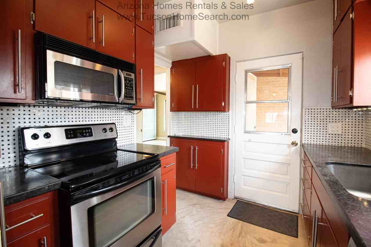 122 N Martin Ave - Photo 3 of 16
