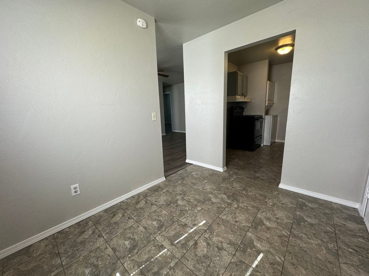 612 N Johannes St - Photo 5 of 17