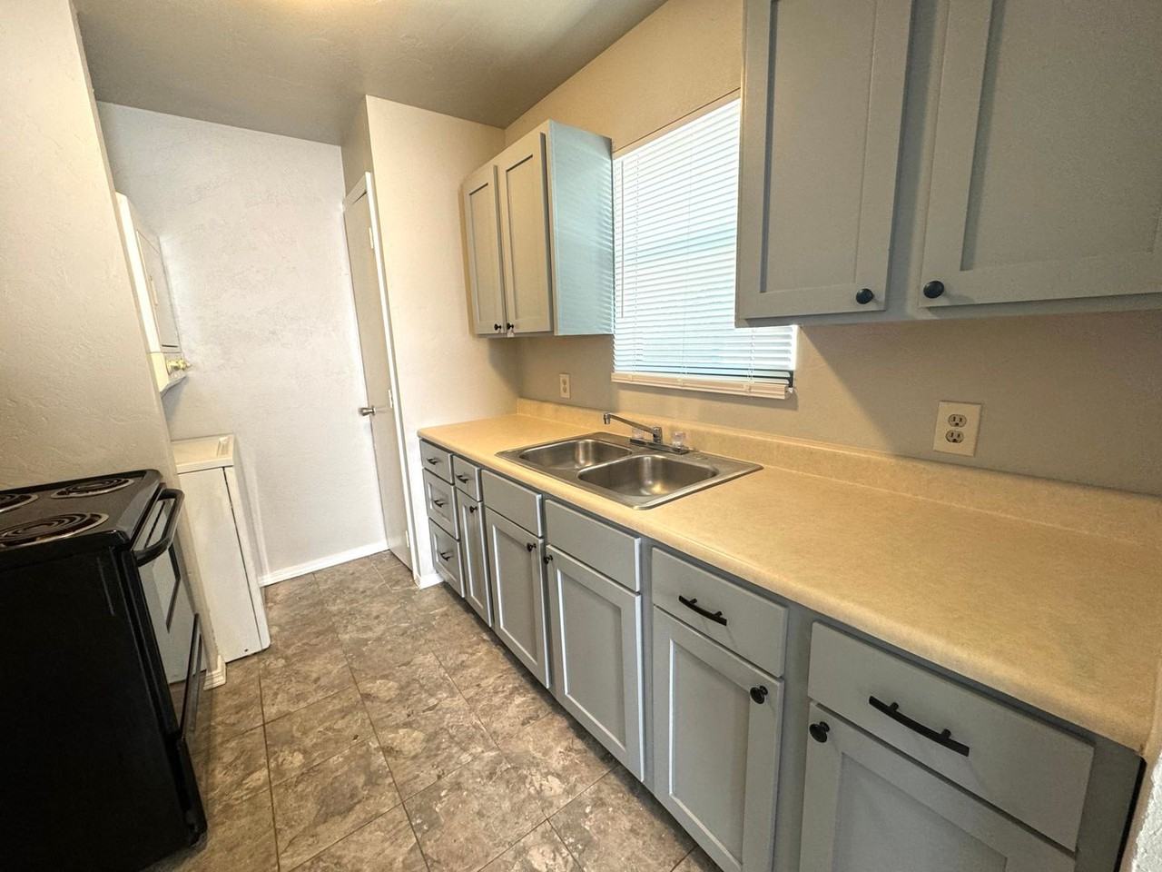 612 N Johannes St - Photo 6 of 17