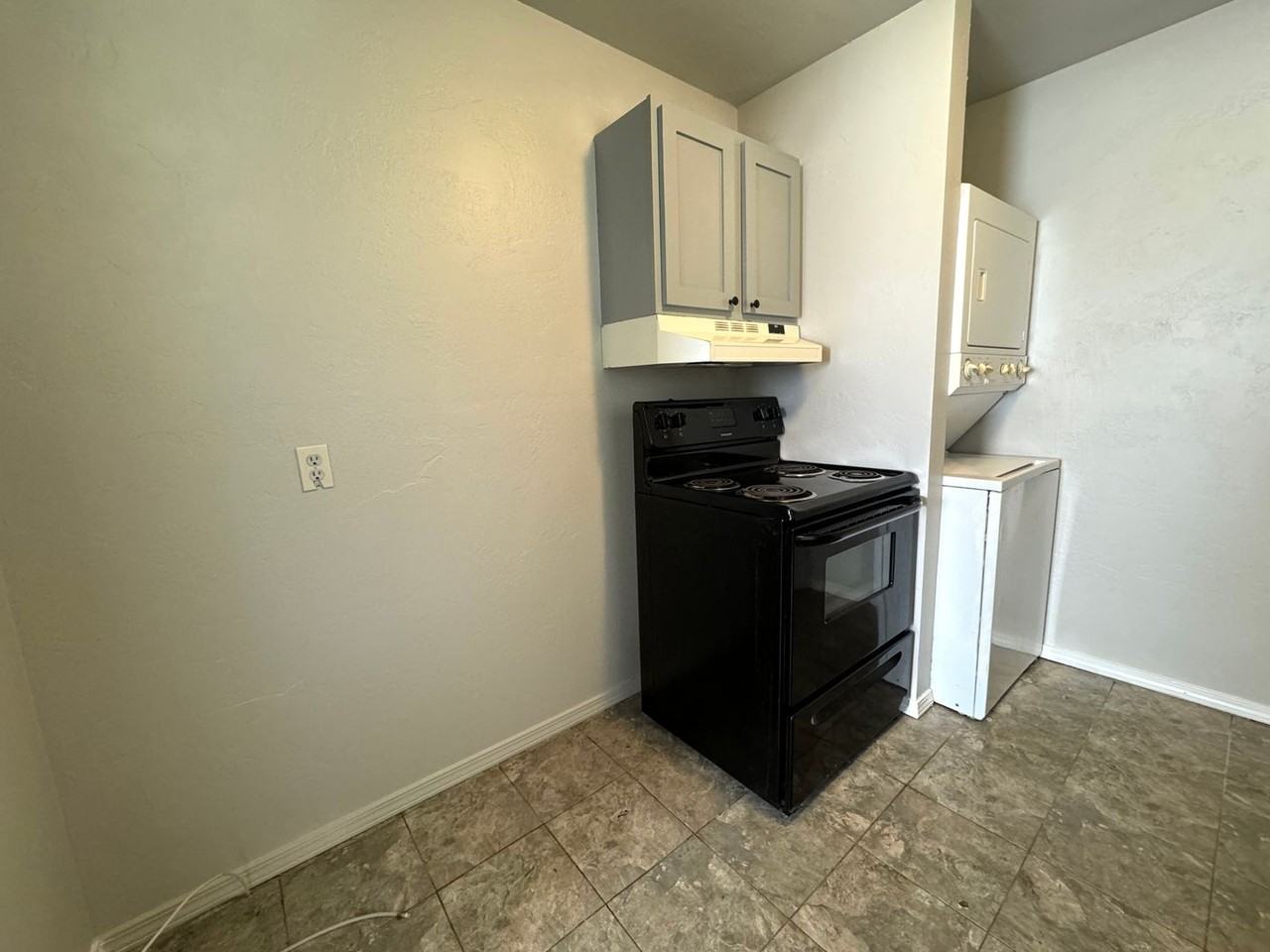 612 N Johannes St - Photo 7 of 17