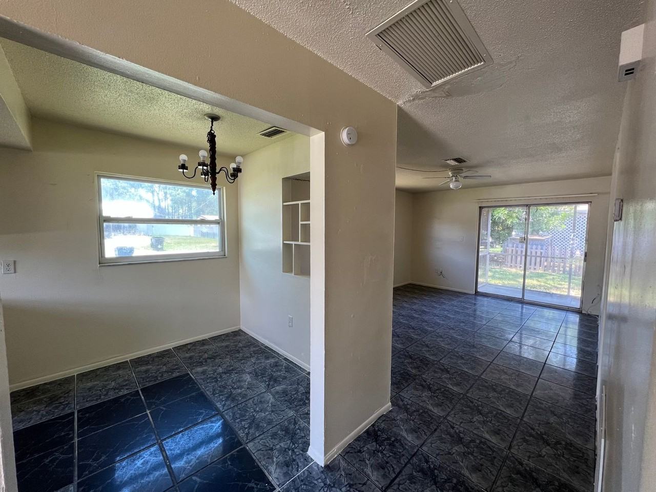 807 66th Ave W - Photo 5 of 30