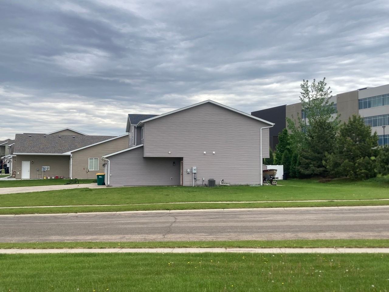 905 Bremner Ave - Photo 2 of 14