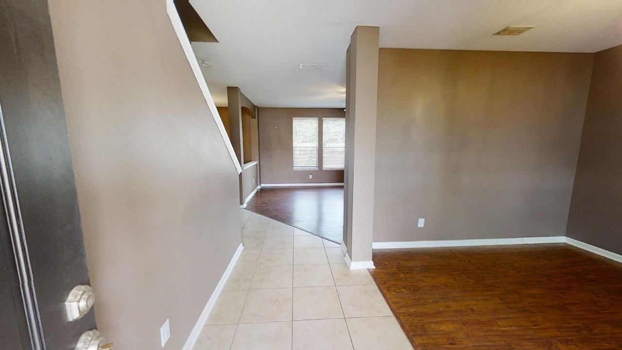 15695 Lexington Park Blvd - Photo 3 of 50