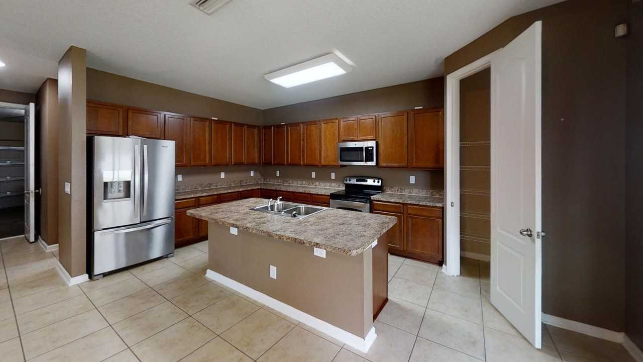 15695 Lexington Park Blvd - Photo 7 of 50