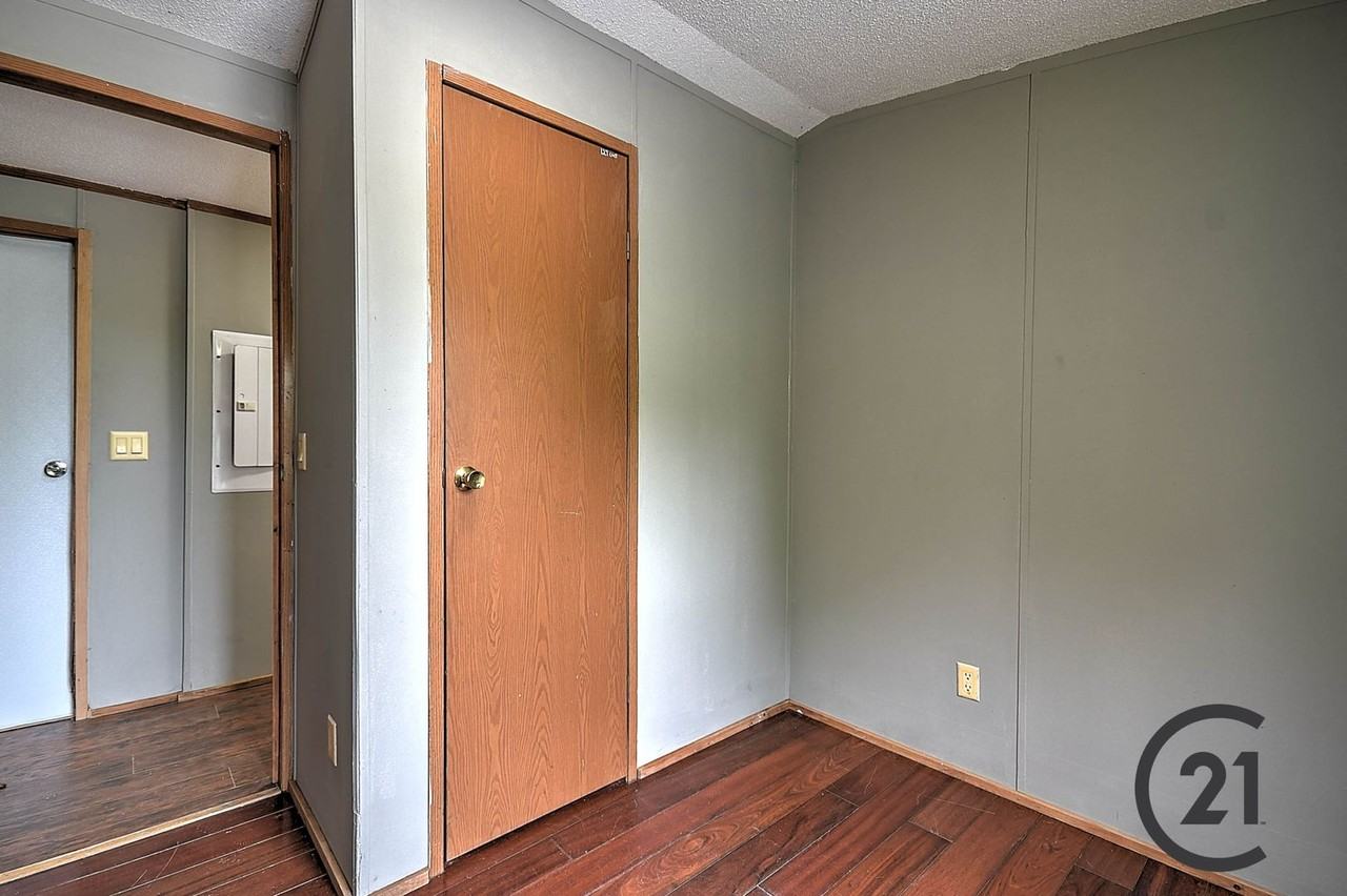 1315 Reed Rd - Photo 6 of 27