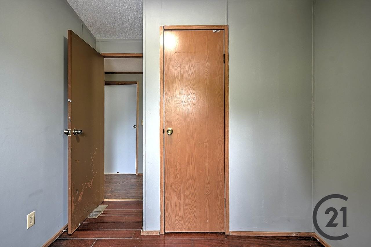 1315 Reed Rd - Photo 7 of 27