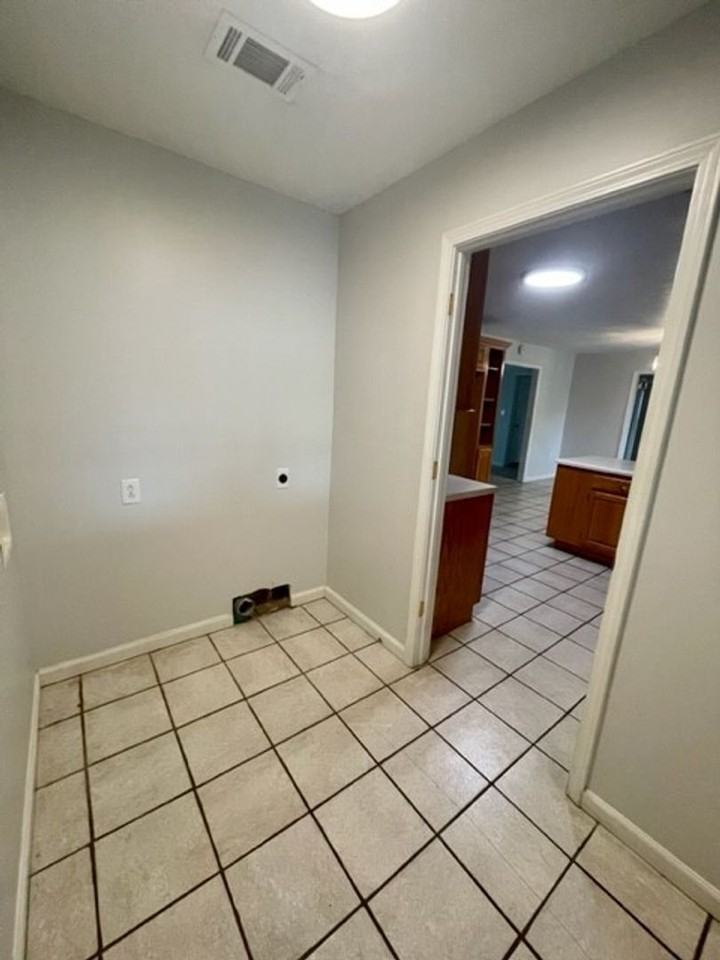 716 Dwight St - Photo 4 of 19