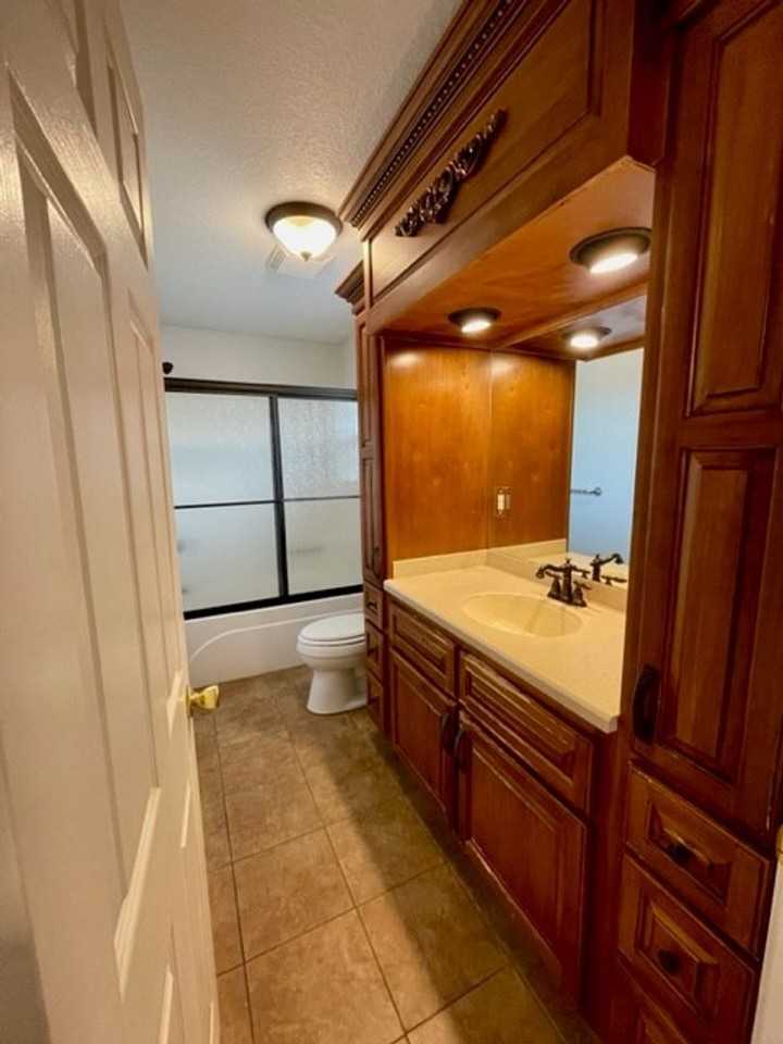 716 Dwight St - Photo 5 of 19