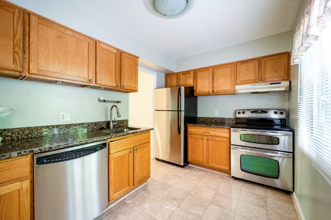2455 Pyrenees Ct - Photo 7 of 34