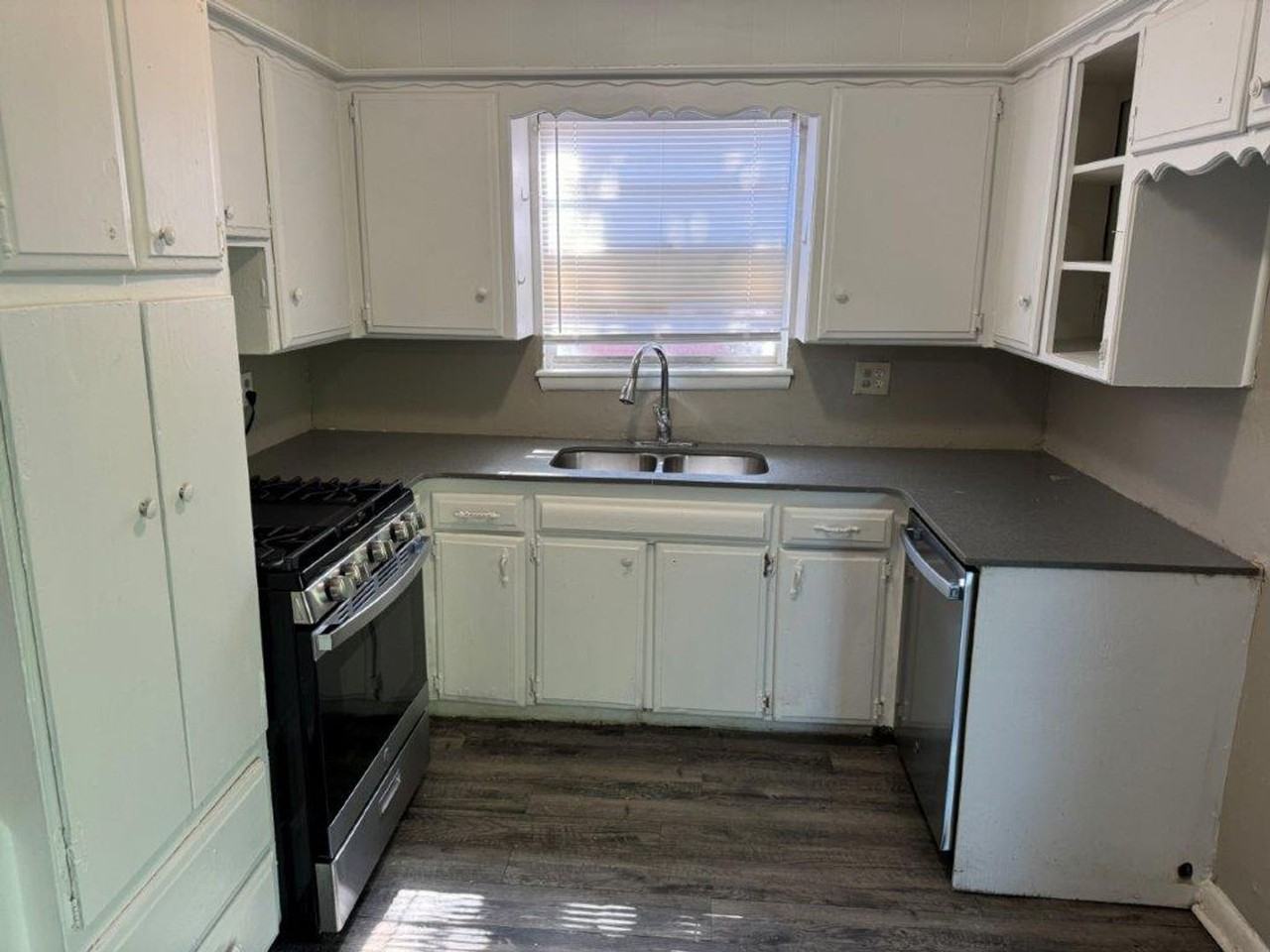 2725 Sw 61st St - Photo 2 of 13