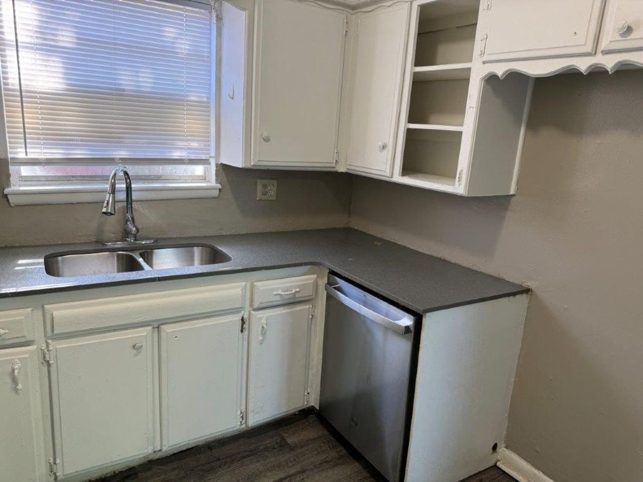 2725 Sw 61st St - Photo 3 of 13