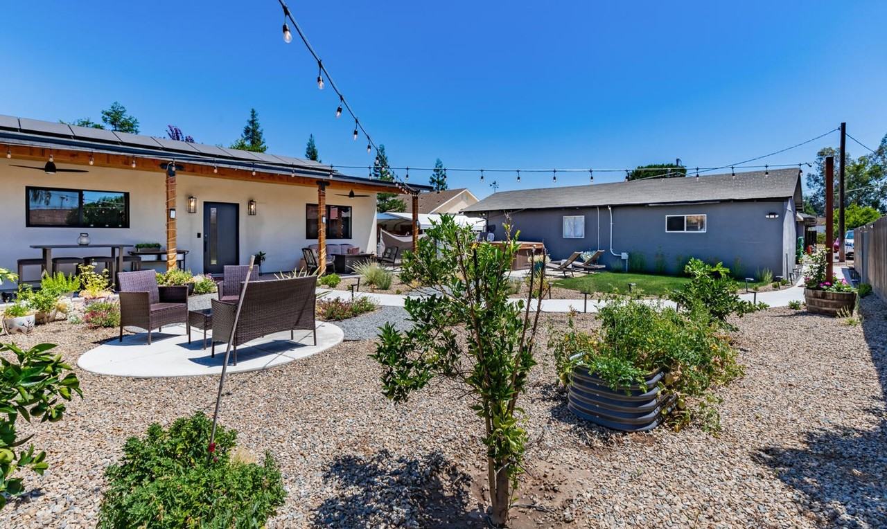 24 24 N Lind Avenue - Karin's Kottage - Photo 2 of 50