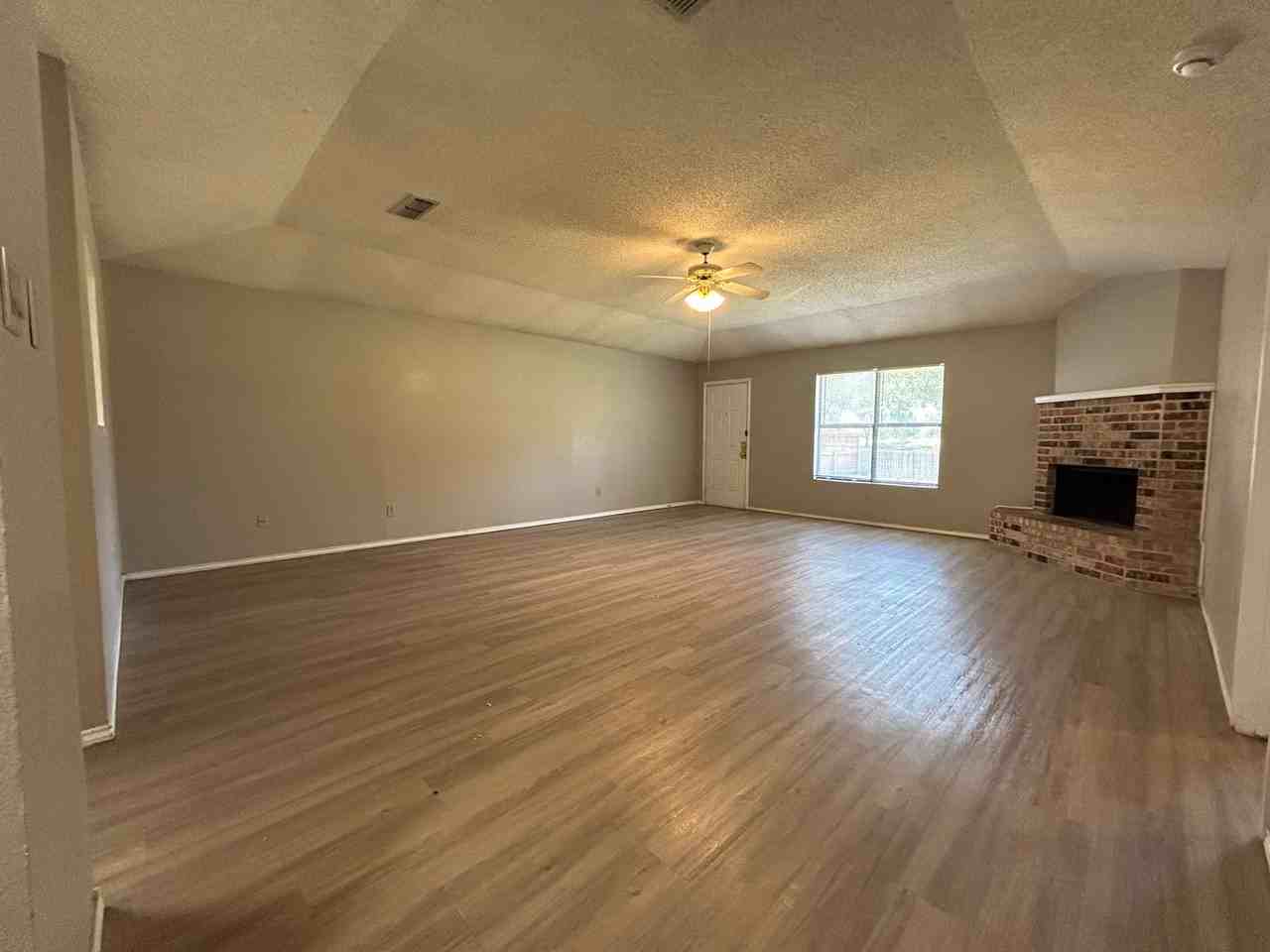 204 Genoa Ave - Photo 3 of 12