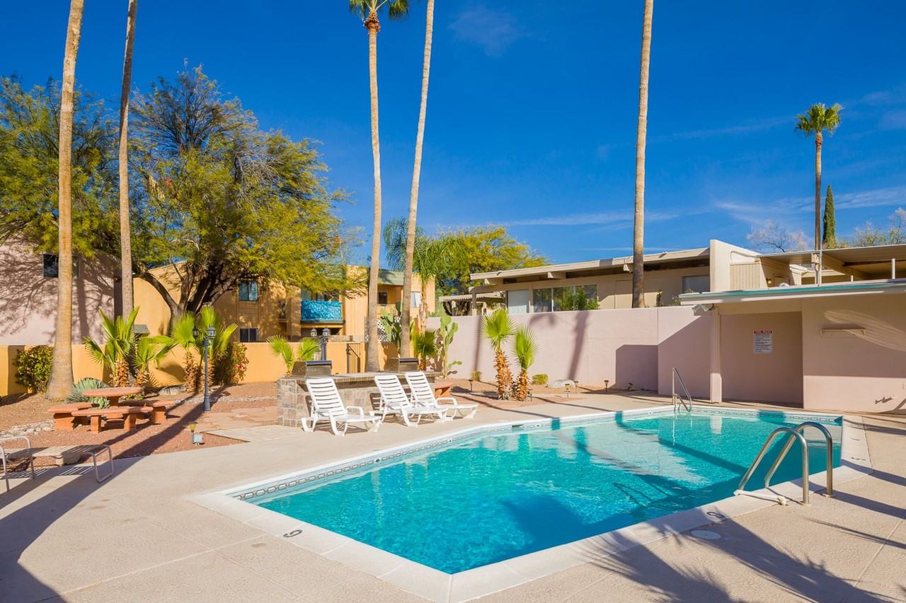 5803 N Camino Esplendora - Photo 2 of 3