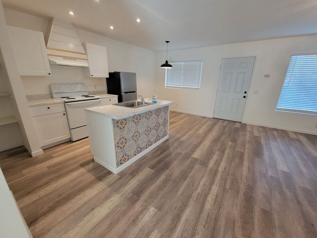 MC219-Abel, Anna - Photo 3 of 10