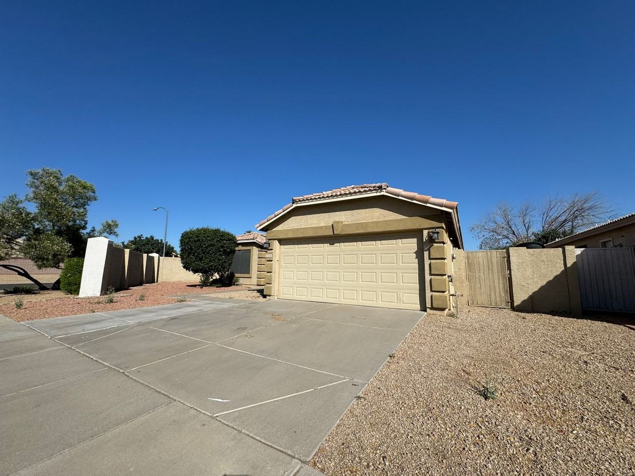 5245 W Frier Dr - Photo 3 of 30