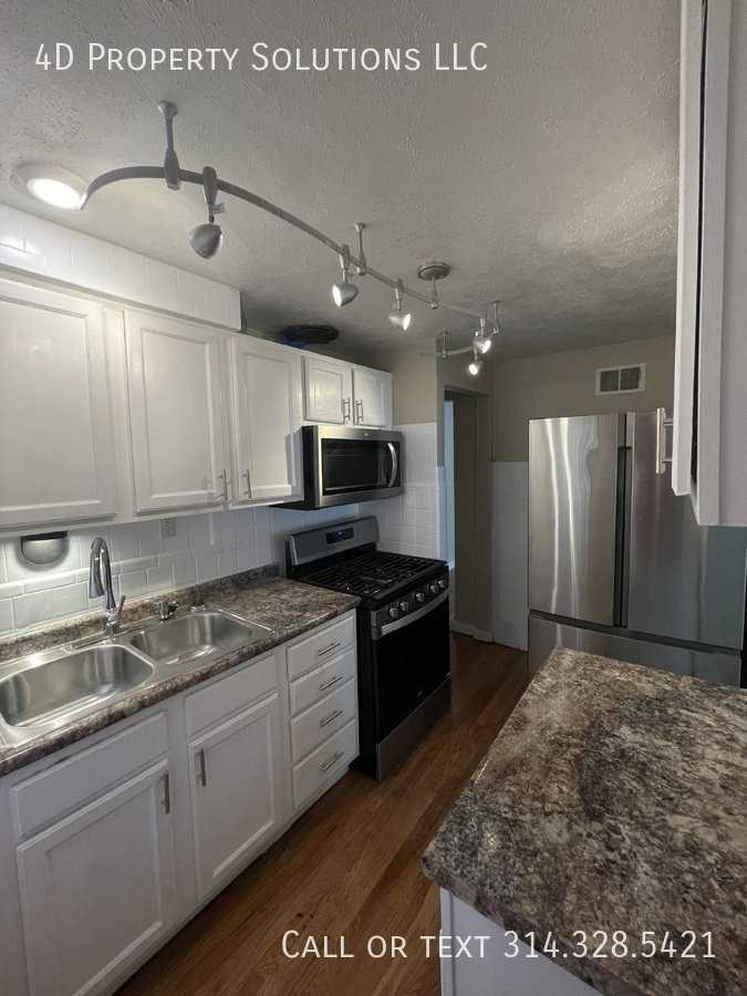 1901 N Hanley Rd - Photo 2 of 10