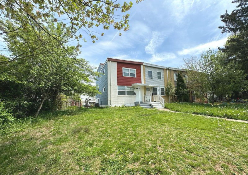 883 Wedgewood Dr - Photo 3 of 15