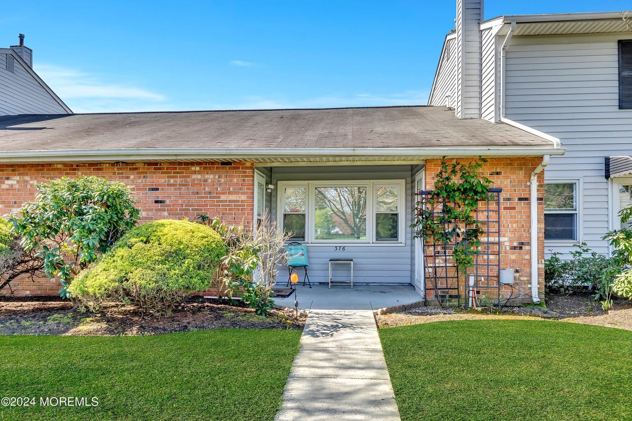 376 Crawford St - Photo 2 of 23