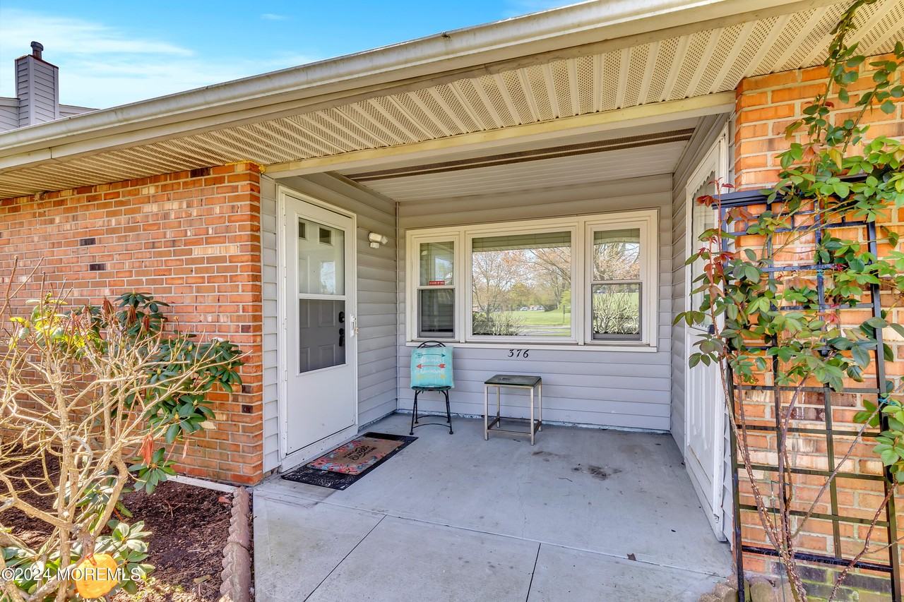 376 Crawford St - Photo 3 of 23