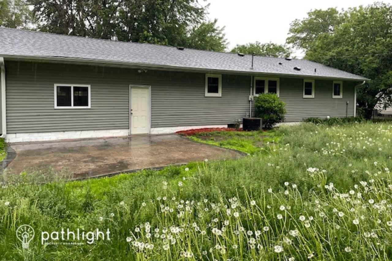 408 Riverview Dr - Photo 2 of 3