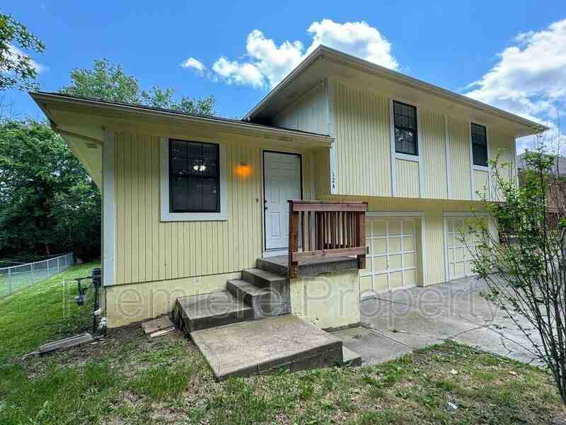 124 Sw Chicago St - Photo 2 of 13