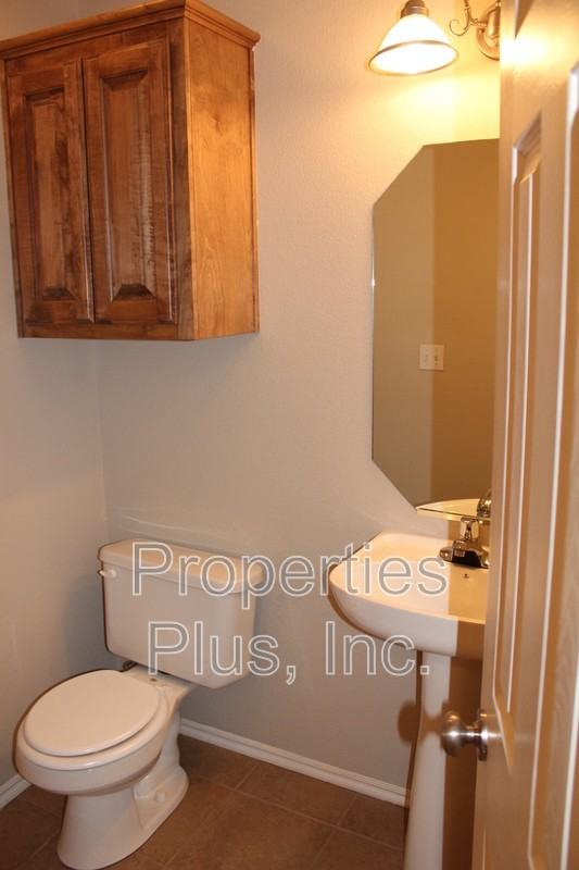 919 Clearwater Cir - Photo 3 of 15