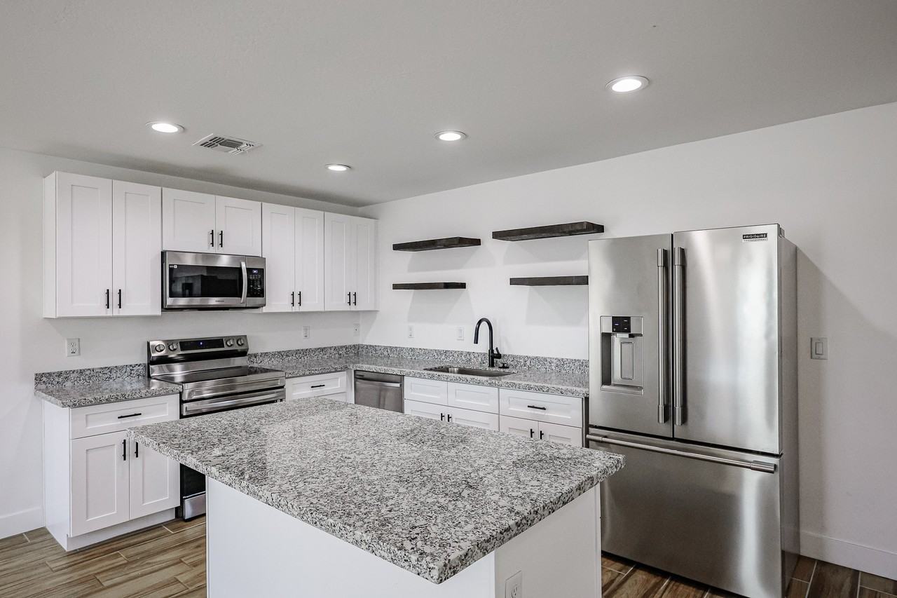 526 S Crismon Rd - Photo 5 of 34