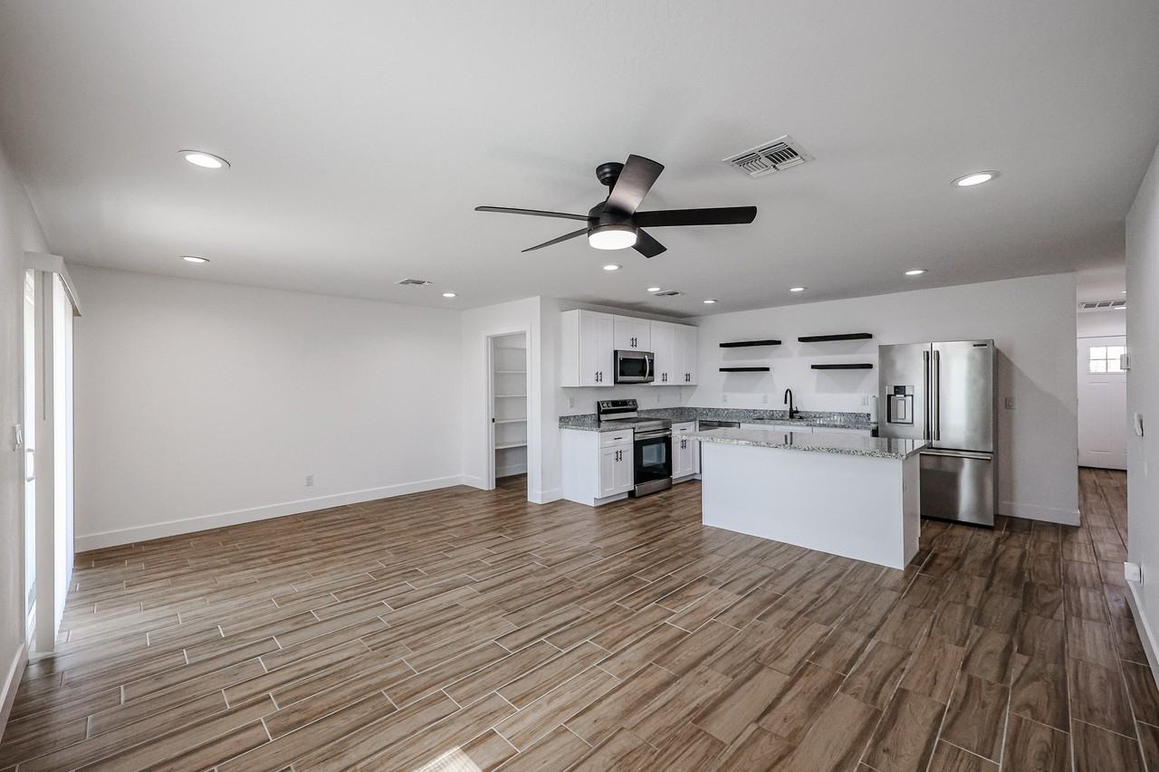 526 S Crismon Rd - Photo 6 of 34