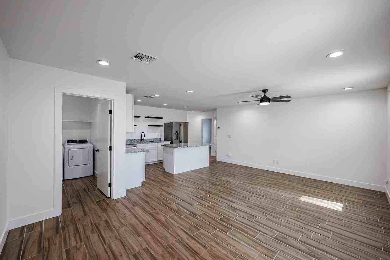 526 S Crismon Rd - Photo 7 of 34