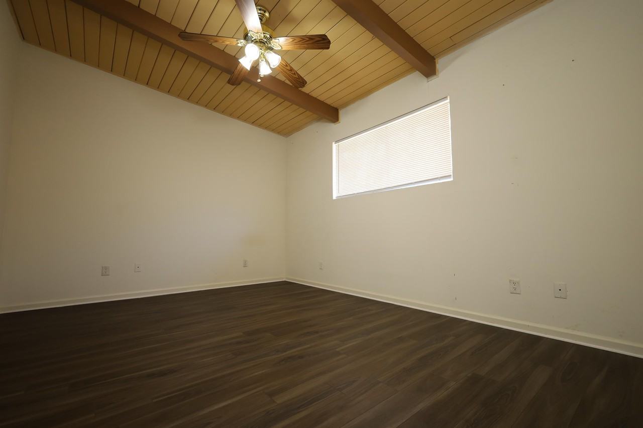 207 East Moore Street - Photo 5 of 7