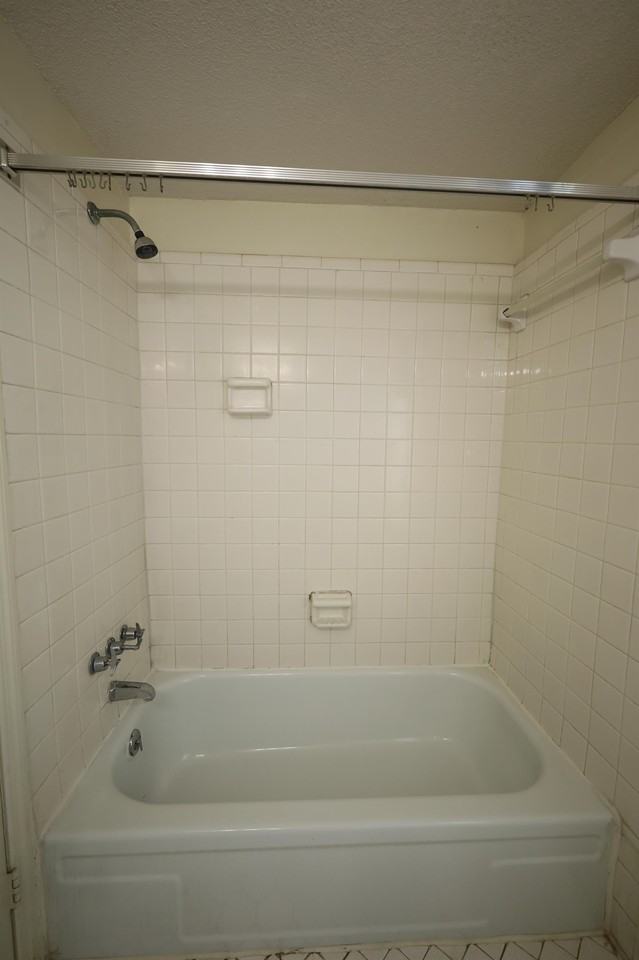 207 East Moore Street - Photo 6 of 7