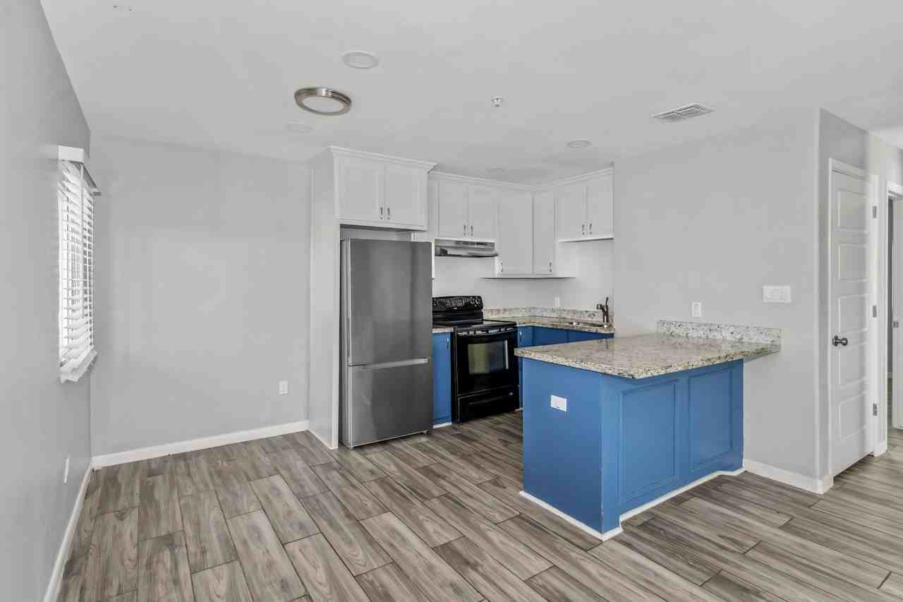 607 East Washington Street - Photo 3 of 25