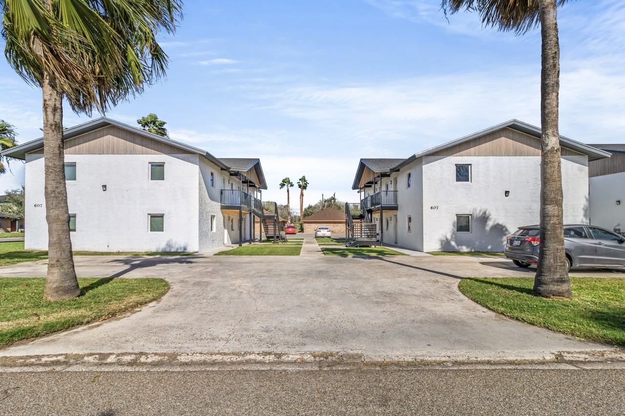 607 East Washington Street - Photo 5 of 25