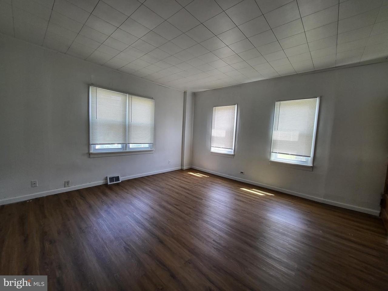 130 Oxford Avenue - Photo 4 of 9