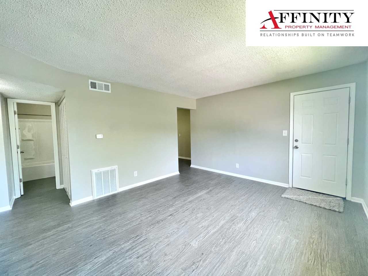 1507 N 55th Dr #B - Photo 3 of 9
