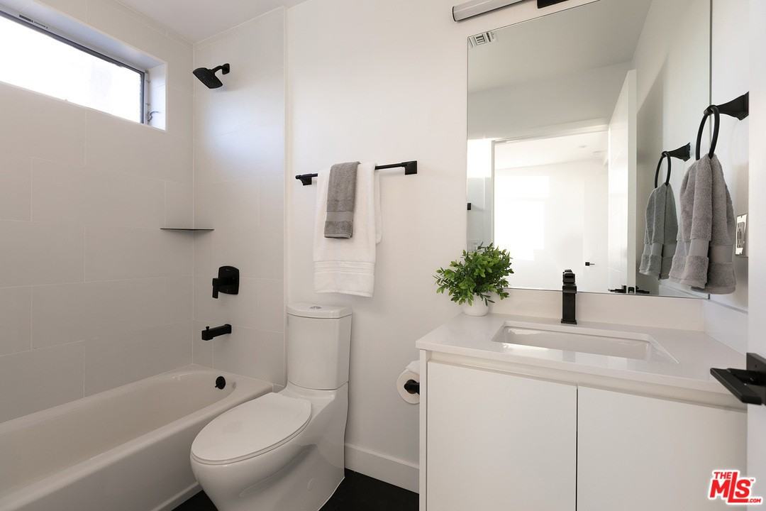 423 1/2 S Wilton Pl #1 - Photo 7 of 24