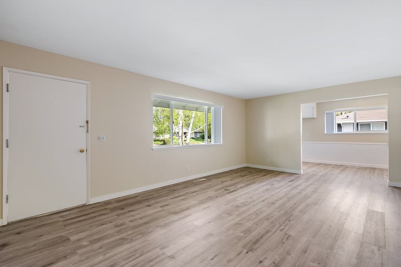 Duplex - Photo 2 of 10