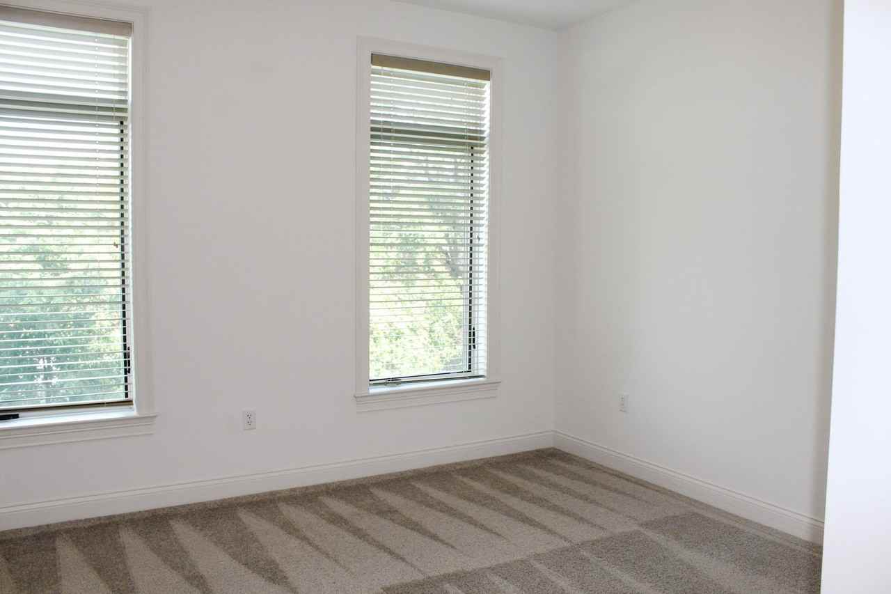 936 N High St - Photo 5 of 50