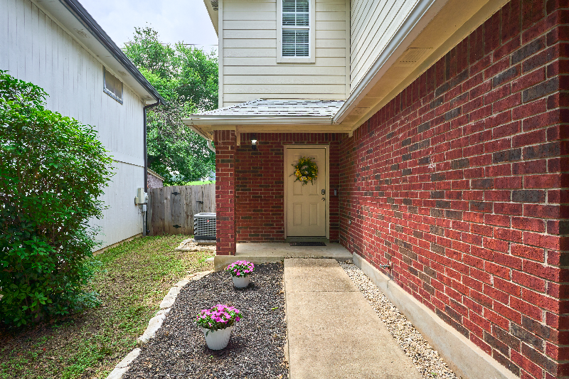 1582 Parkfield Cir - Photo 3 of 28