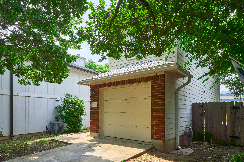 1582 Parkfield Cir - Photo 4 of 28