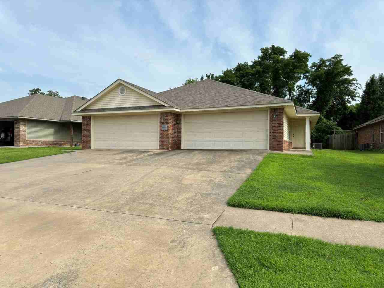 2115 Plum Creek Ln - Photo 2 of 28