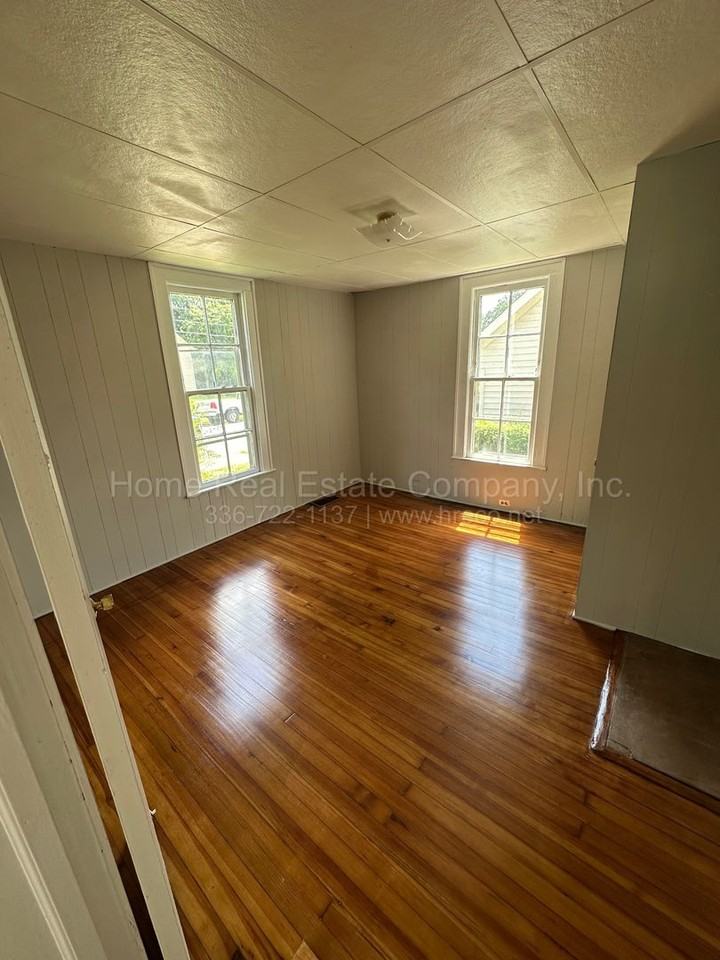 1035 Franklin St - Photo 2 of 7